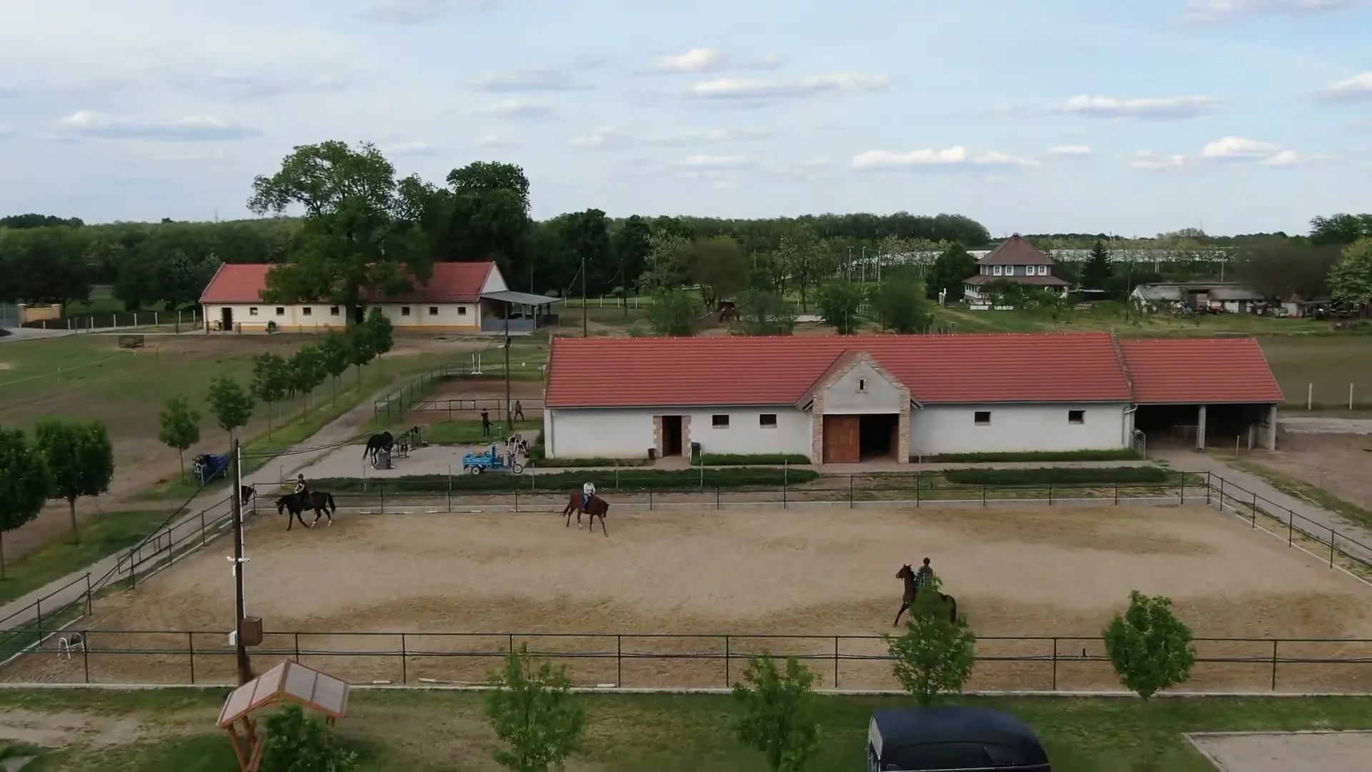 A Matildi Lovas Major madártávlatból — istálló, lovaspálya és a birtok