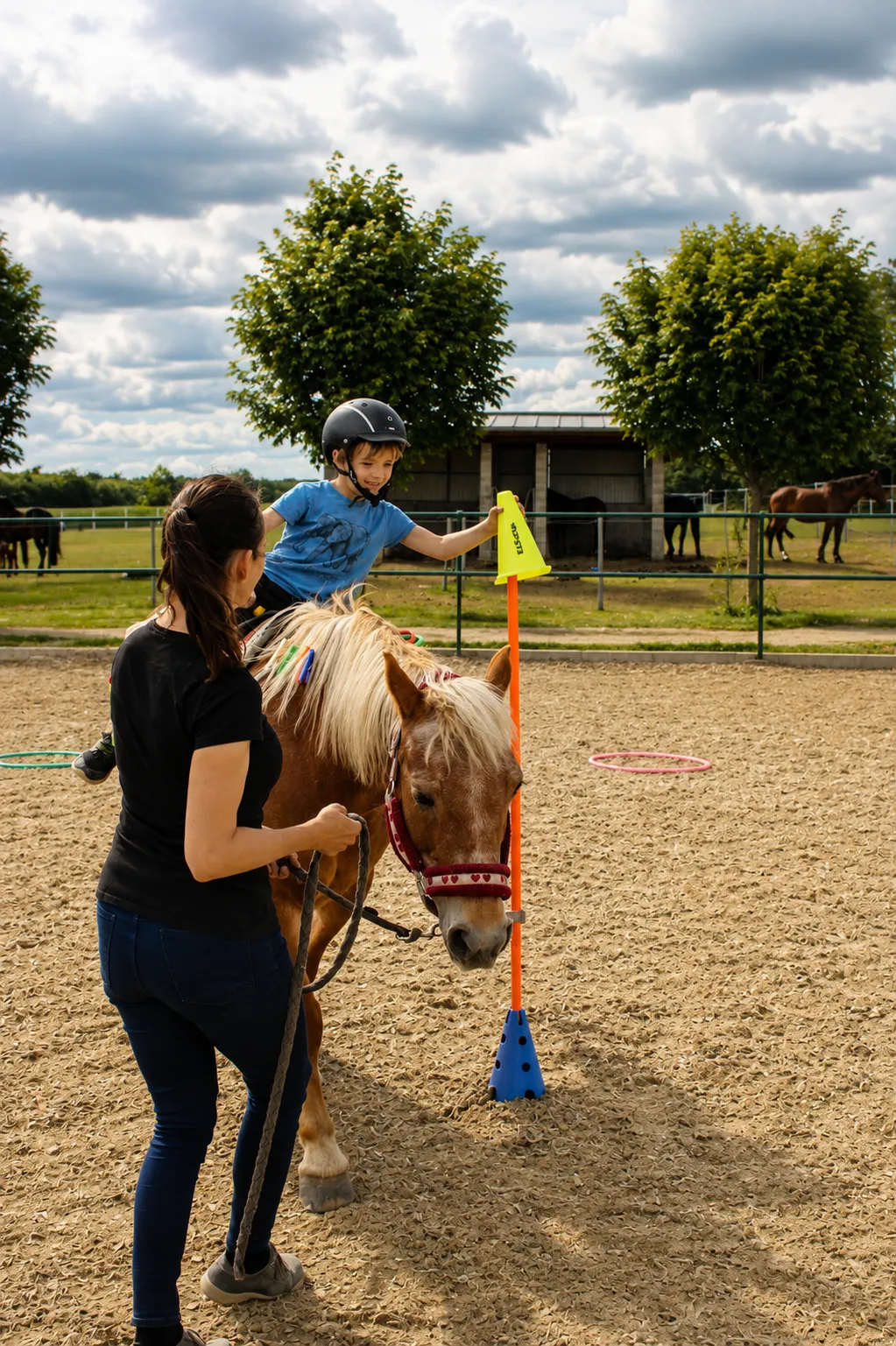 Kisfiú lóhátról nyúl a bója felé ügyességi feladat közben